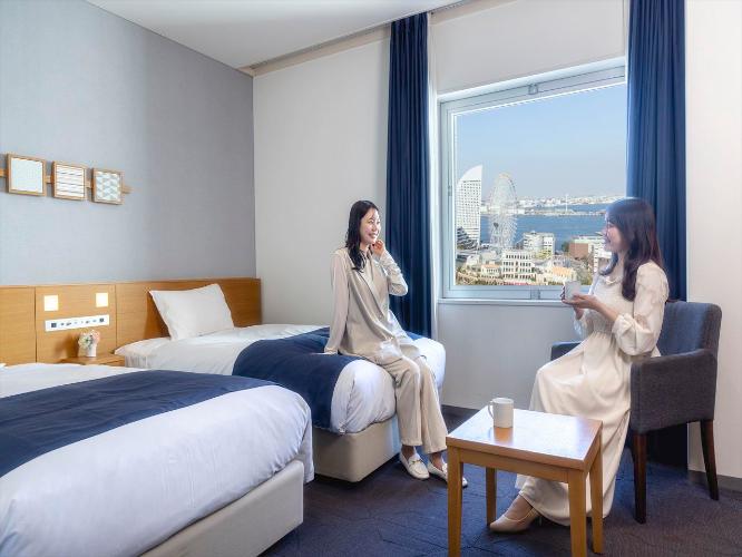 「横浜夜景View」のお部屋は、日中もあたたかな陽がさす開放的な空間です。