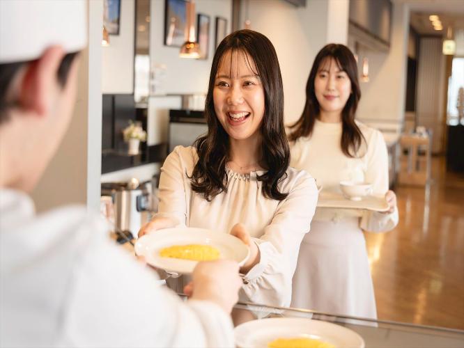 【朝食ビュッフェ】ライブキッチンメニューも。お料理が最も輝く「出来立て」をお召し上がりください。
