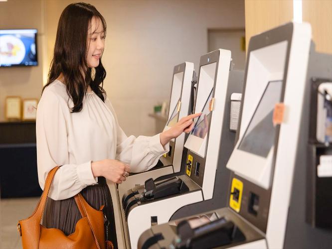 【フロント】無人システムで快適なチェックインを。