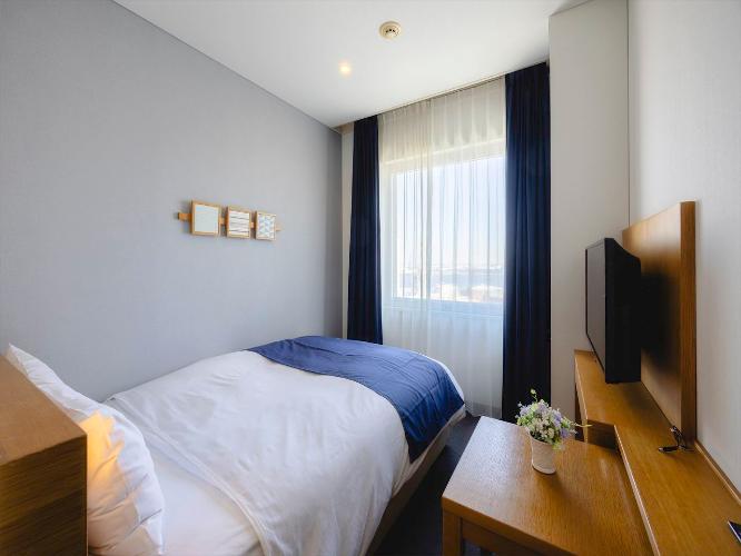 【シングル】少し広めのセミダブルベッドで。ゆっくりとお休みいただけます。