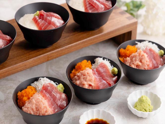 【朝食ビュッフェ】名物「三崎マグロ」をはじめ、好きなお魚をのせて贅沢な「セルフ海鮮丼」に！