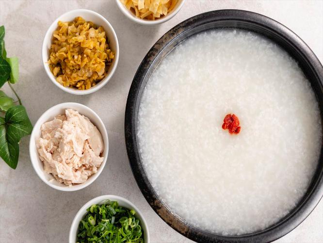 【朝食ビュッフェ】横浜ならではの中華メニューも。優しいお粥はトッピングで味変を楽しんで。