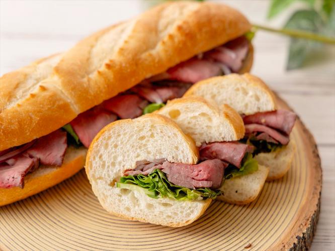 【朝食ビュッフェ】ローストビーフを挟んだ、ボリュームたっぷりのサンドイッチも。