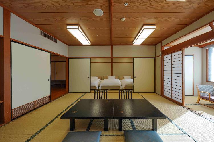【和室20畳トリプル】二間続きの20畳客室にシングルベッドを3台配した開放的な客室