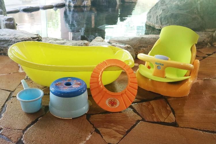 お子様用のバスタブ、椅子、シャンプーハット、湯桶が両大浴場にございます