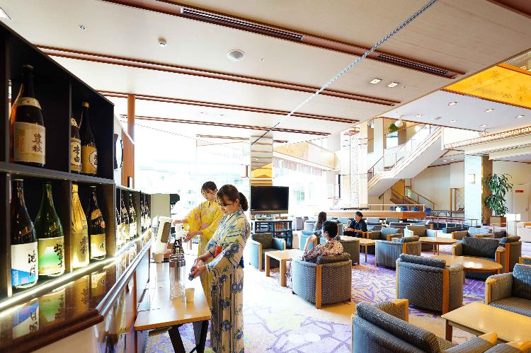 ドリンクサービスイメージ（地酒やソフトドリンクをお愉しみいただけます）