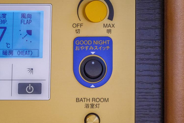■枕元に、客室内の照明を一括でON/OFFできるおやすみスイッチを導入。※浴室照明を除く