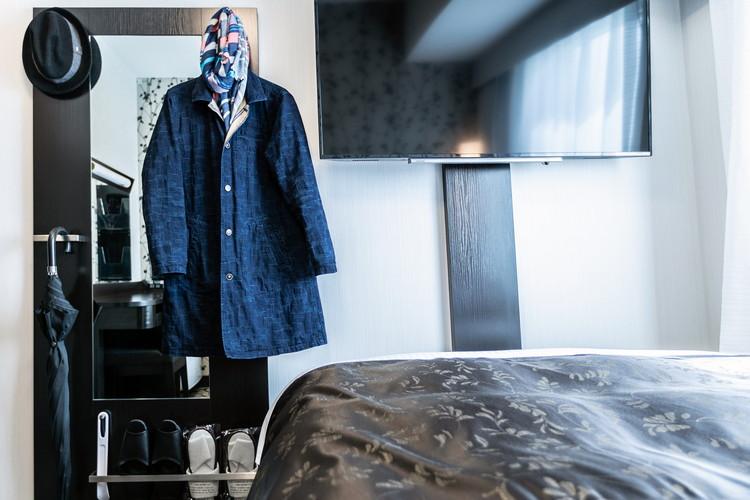 ■リュックサック等を掛けるフックを設けた多機能に活用できる姿見を設置。