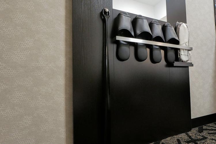 ■姿見の下に靴べら・スリッパをご用意。使い捨てスリッパもご用意しております。