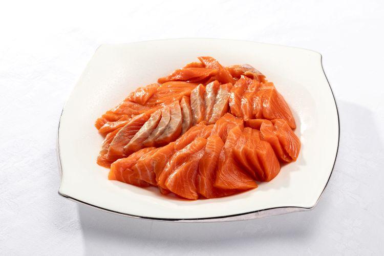 【朝食ビュッフェ】 1F　TFSリゾートガーデンシティ 川沿店：朝食ブッフェ　厚切りサーモンの刺身