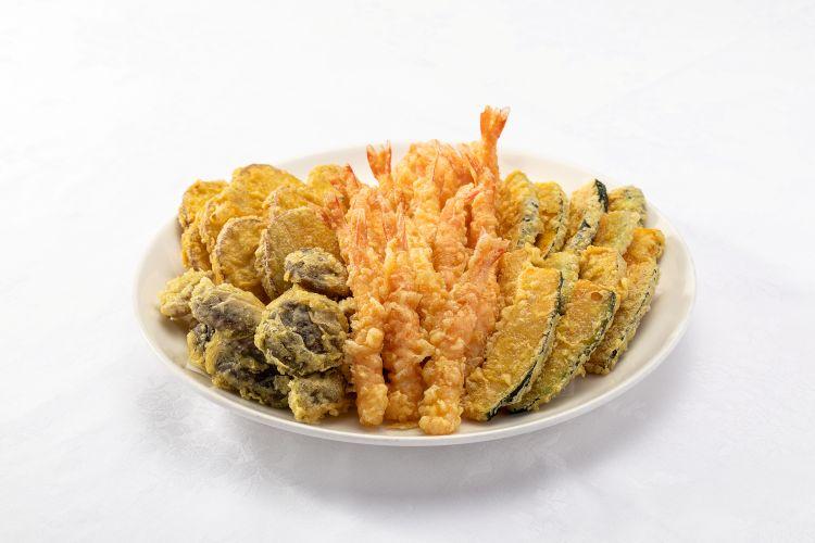 【朝食ビュッフェ】 1F　TFSリゾートガーデンシティ 川沿店：朝食ブッフェ　旬の味覚を閉じ込めた、彩り野菜のサクサク天ぷら