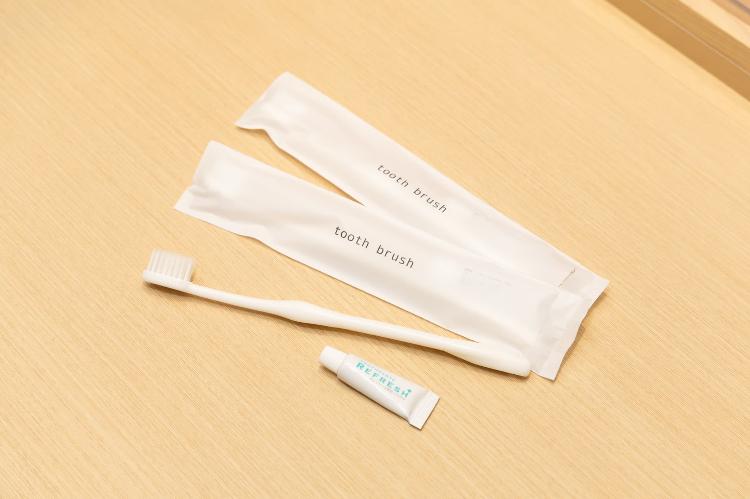 【バスルームアメニティー】ご利用人数分の歯ブラシとボディタオルをバスルームにご用意しております。