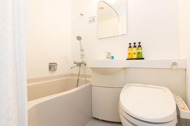 【トイレ】トイレは温水洗浄機能付きで、いつでも清潔・快適にご利用いただけます。