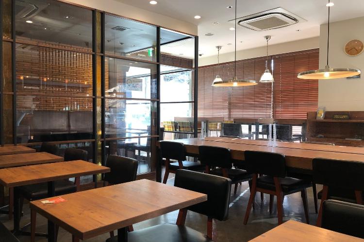【1階 朝食会場 PRONTO店内】奥側から見た店内です。窓が大きく太陽光が良く入ります。ごゆっくりおくつろぎくださいませ。
