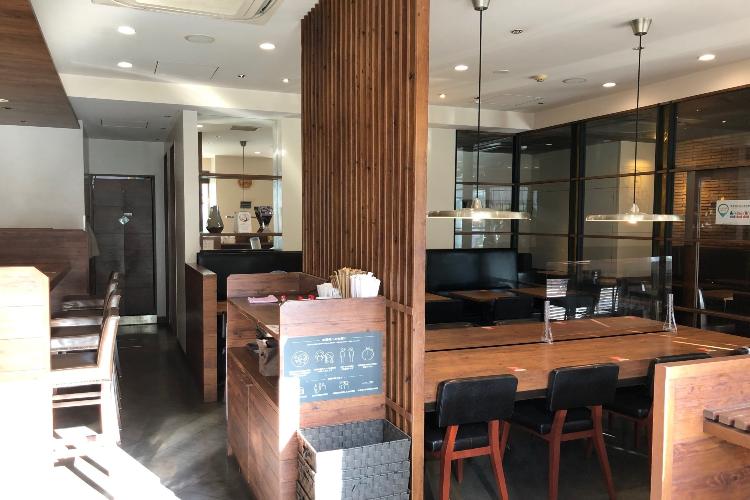 【1階 朝食会場 PRONTO店内】入口側から見た店内です。広々とした店内でごゆっくりおくつろぎくださいませ。