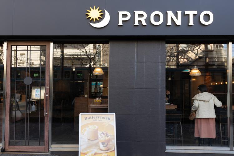 【1階 朝食会場 PRONTO入口】1階PRONTOの正面入口は通りに面しております。ホテル入口を出てすぐ右手にも別の入口がございます。