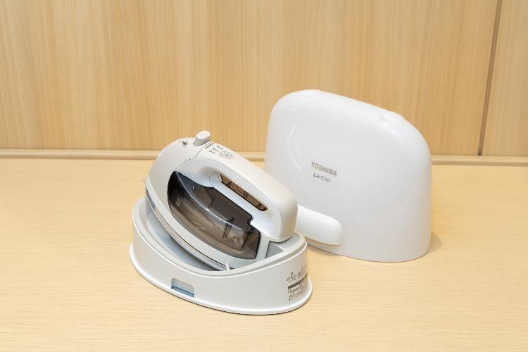 【貸出アイロン】2階ベンダーコーナー入り口付近に貸出用のアイロン・アイロン台を3セットご用意しております。数に限りがございますので、ご使用後は2階ベンダコーナーへお戻しいただきますようお願いいたします。