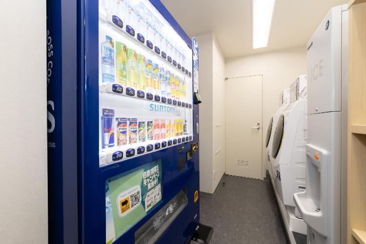 【自動販売機】2階ベンダーコーナーにございます。ソフトドリンクとアルコール飲料を販売しております。