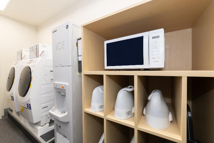 【電子レンジ・製氷機】2階ベンダーコーナーにございます。製氷機をご利用の際は横に設置されているコップをご利用ください。