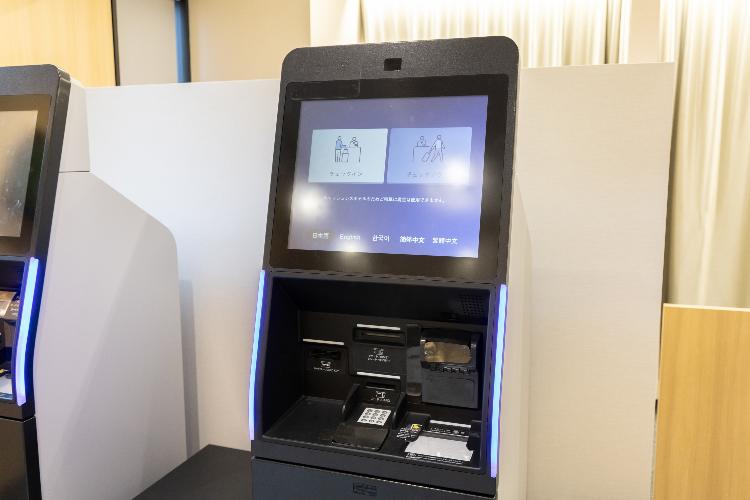 【自動チェックイン機】非接触でスムーズなチェックインが可能でございます。カードキーのお取り忘れにご注意ください。