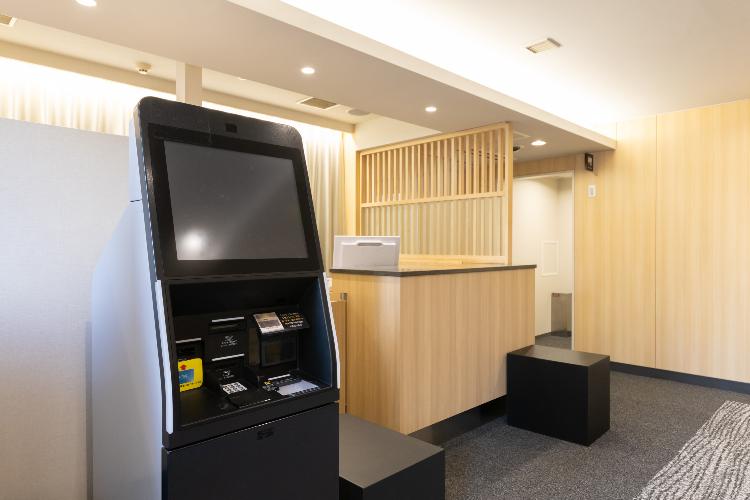 【フロント】自動チェックイン機2台、有人カウンターがございます。