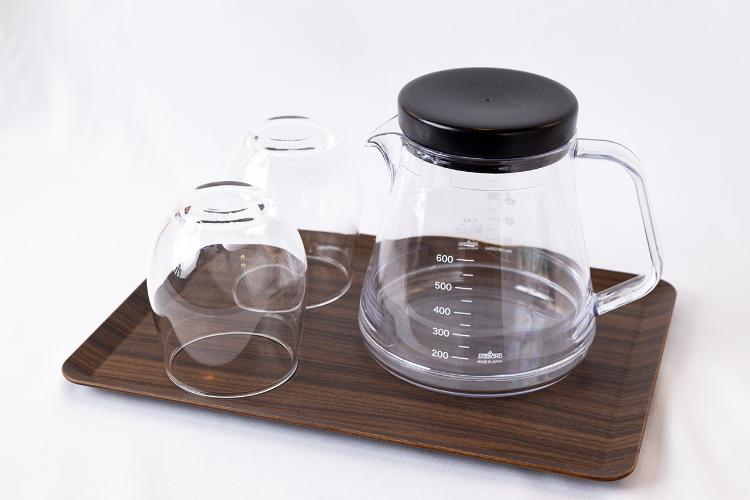 各階客室ロビーに設置しておりますウォーターサーバー用の専用ピッチャーをお部屋のデスク上にご用意。