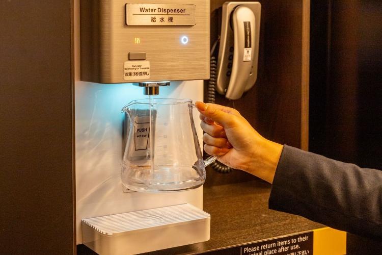 客室フロア各階の中央スペースにウォーターサーバーを設置しております。