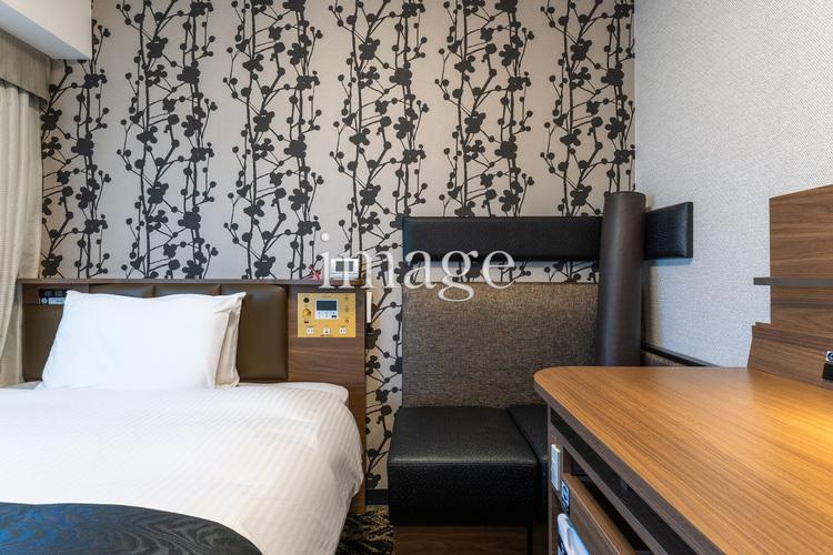 ■コージールーム（広さ11平米／ベッド幅140cm）／ソファを設置し、ゆっくりとおくつろぎいただけるお部屋