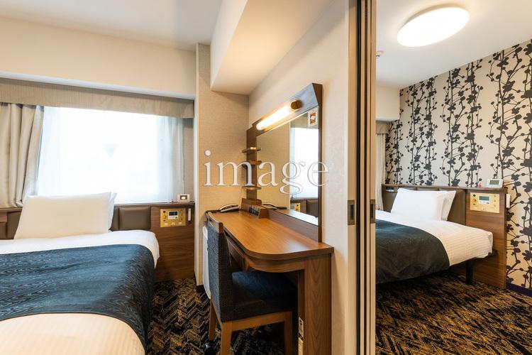 ■コネクトルーム（広さ11平米／ベッド幅140cm×2室／ベッド下収納あり／2室を内扉で繋ぐ客室