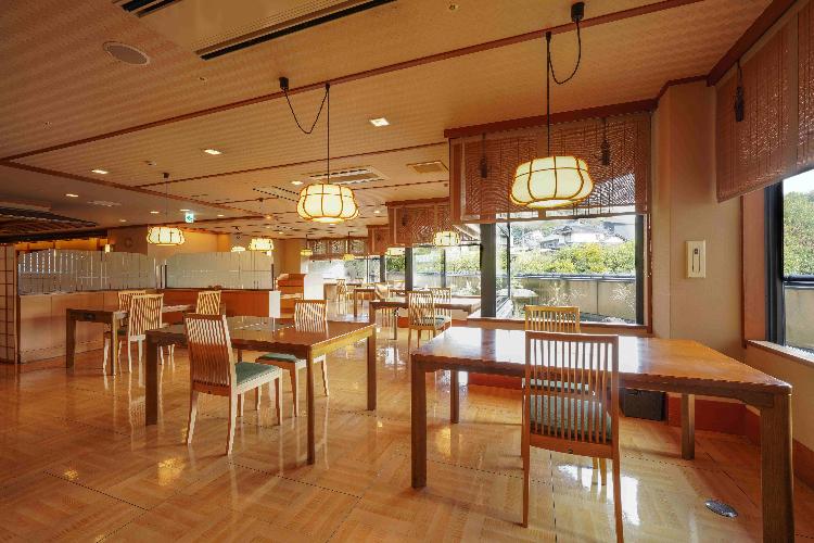 料理茶屋　燕楽-Utage-。半個室の椅子テーブル席は解放感を残しながらも居心地よいプライベート空間