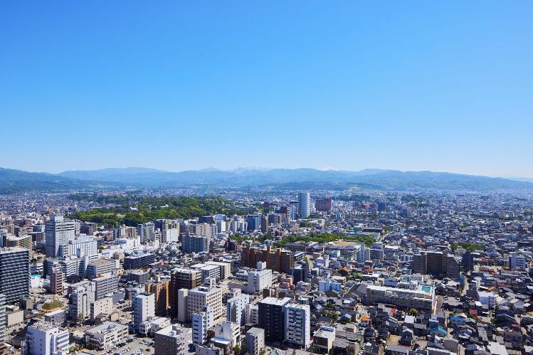 山側（東側）客室からの景色一例。全室17階以上のお部屋から美しい金沢の街並みをご覧いただけます。