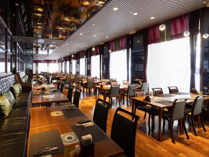 【森ビュッフェ】ワインセラーのある細い森のトンネルを進むと、そこが「森ビュッフェ」（イメージ）