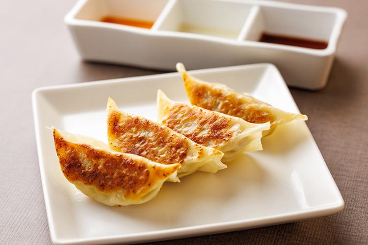 【朝食】3階レストラン　朝食内容…地元の食材を取り入れた和食・洋食のビュッフェ。朝食提供時間6：30am～10：30am。