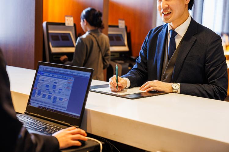 【施設】フロント　フロント係がいつでも応対いたします。お客さまのご要望を伺いますのでお声がけください。