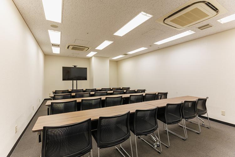 【施設】会議室　・ホテル4F・ミーティングルーム・営業時間…9：00am～9：00pm・予約制