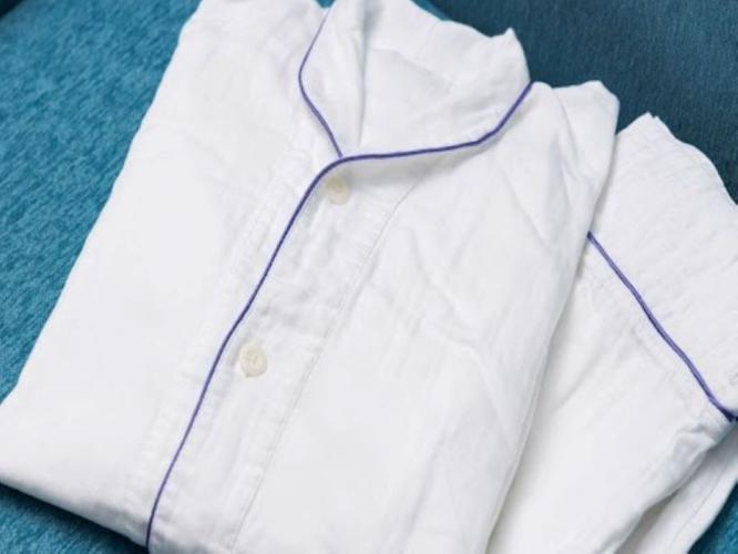 【備品】ナイトウェア　お部屋にセパレートタイプのナイトウェアをご用意しております。【備品】大きいガウン　大きいサイズのナイトガウンもございます。フロントまでお申し付けください。