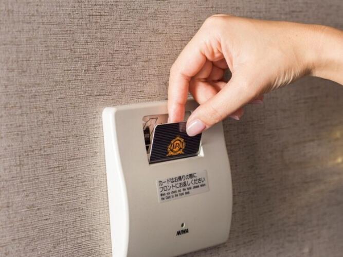入口すぐにカードでON/OFF可能な省エネスイッチ