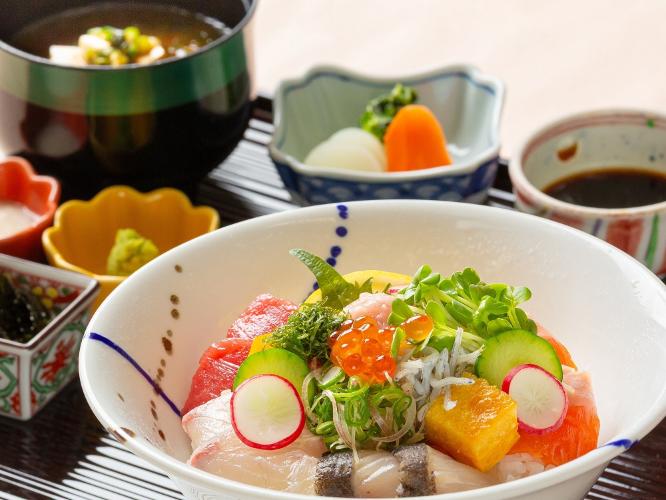 海鮮丼イメージ (日本料理「さくら」の期間限定商品です)