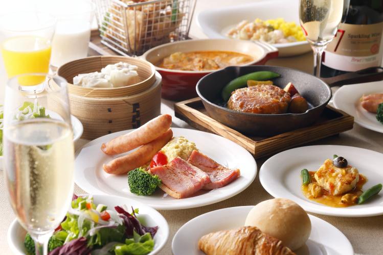 朝食にはスパークリングワインもご用意。シェフの自信作をおなかいっぱいお楽しみください。(一例)
