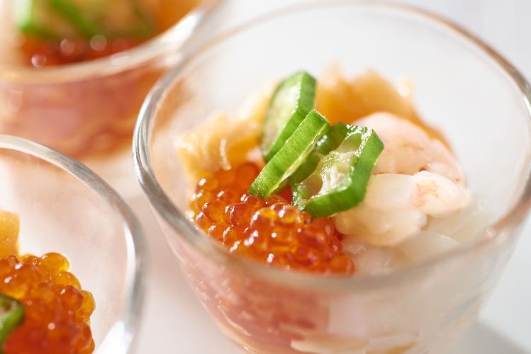 ミニ海鮮グラスは彩りもきれいな海鮮素材をひとつのグラスに。そのまま食べても、ご飯にかけて海鮮丼にも◎(一例)