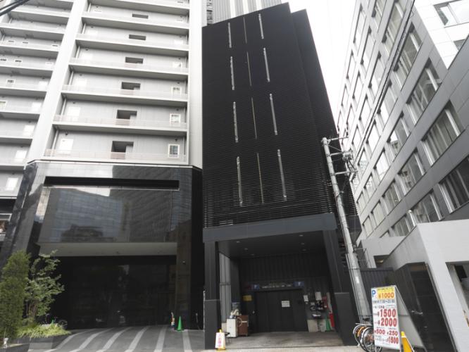 ホテル裏口の提携駐車場