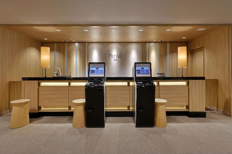 【フロントデスク】チェックイン機でスムーズにお手続きしていただけます。スタッフは24時間快適な滞在をサポートいたします。