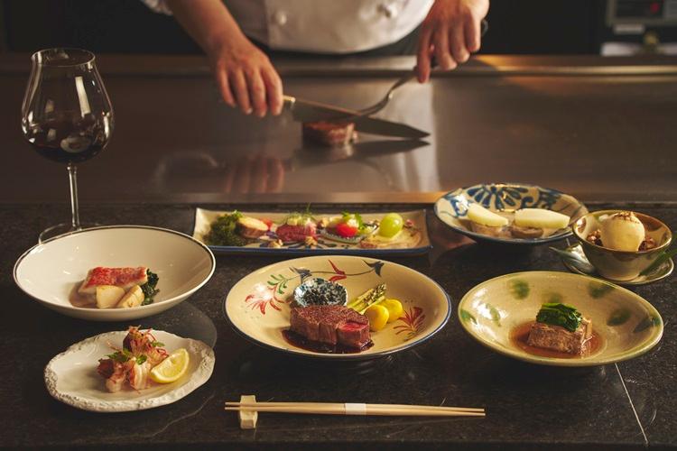 【 シラカチ鉄板焼】目の前で調理された旬の野菜、新鮮な魚介、希少な和牛を、熱々でご賞味いただけます。専属シェフとの会話を楽しみながら、職人の技術を目でも楽しみながら贅沢な味わいをお愉しみください。