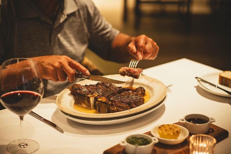 【セラーレグリル】 「セラーレグリル」では、肉本来の味を閉じ込めるために高温で焼き上げて提供いたします