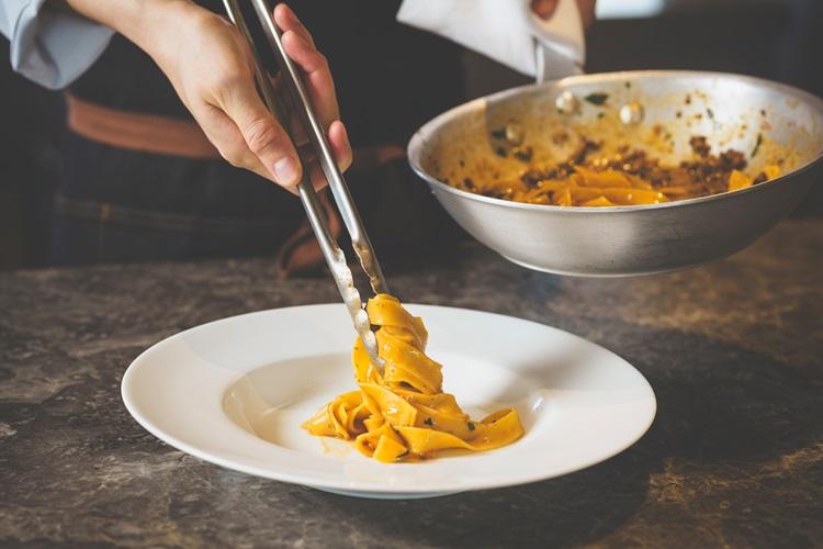 【クッチーナセラーレ】沖縄の食材の特徴を生かし、イタリア料理らしく色とりどりの鮮やかさと食材の旨味をギュッと閉じ込め、香りと湯気があなたの食欲をそそります。※料理イメージ 