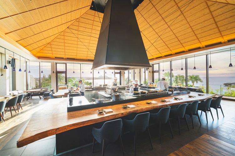 【シラカチ炉端】 ＼自然に抱かれたダイニング／ 店内に足を踏み入れると、料理の芸術性と瀬良垣島の息をのむような自然の美しさに出会うことができます。