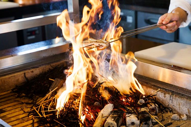 【シラカチ炉端】 炉端の旨味と沖縄食材の滋味を、五感で心ゆくまでお楽しみください。それぞれの食材が持つ本来の味わいを生かした料理をご賞味いただけます。