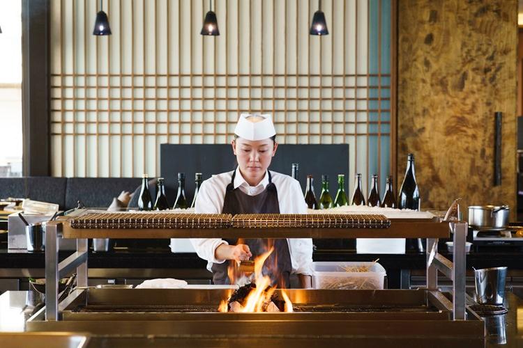 【シラカチ炉端】 ライブ感あふれるオープンキッチンで料理人の調理する活気と、五感を刺激する空間の中で、沖縄の地酒や泡盛と合う料理など、沖縄の新たな食体験をお届けします。