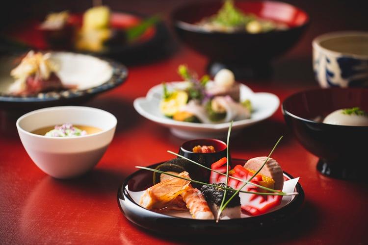 【シラカチ日本料理】 ＜琉球和会席＞ 日本遺産に登録された琉球料理の伝統と継承。「食材」「器」「調理法」の組み合わせの妙をお楽しみいただけます。 ※料理イメージ