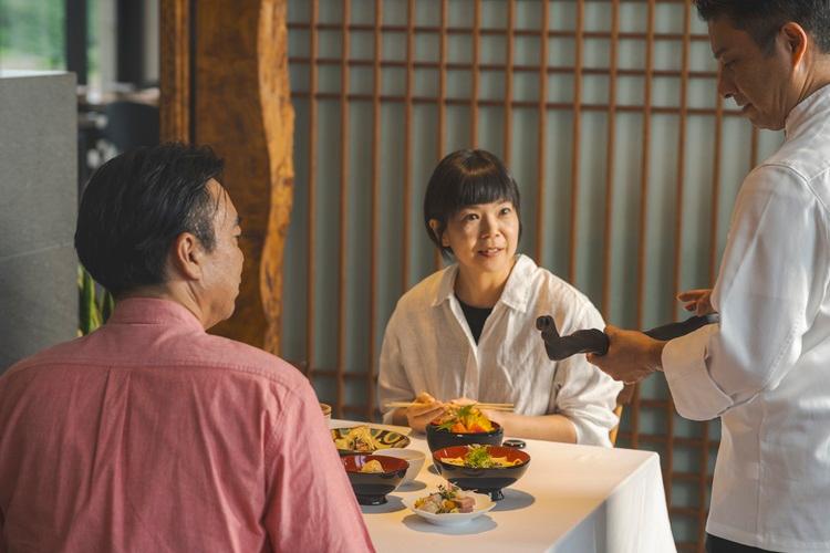 【シラカチ日本料理】 本格的な会席料理から一品料理まで種類豊富にご用意しており、沖縄の地酒「泡盛」と共に優雅なひと時をお過ごし下さい。